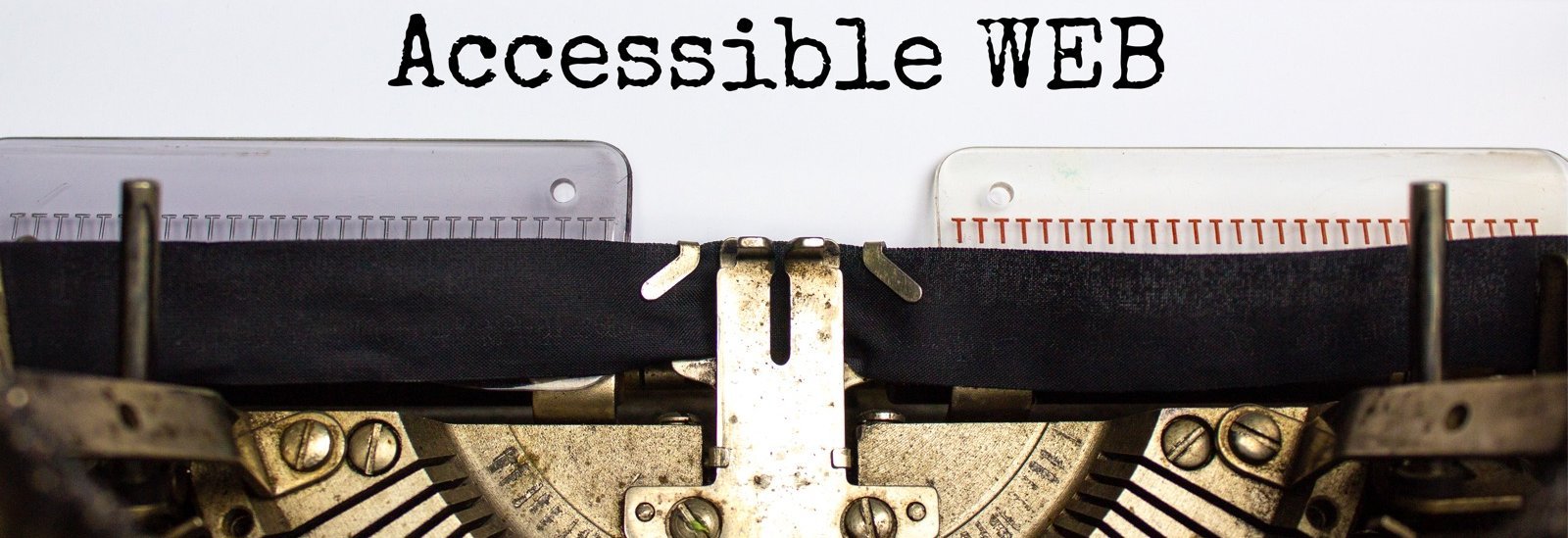 Alte mechanische Schreibmaschine. Auf dem eingespanntem Papier steht getippt "Accessible Web"