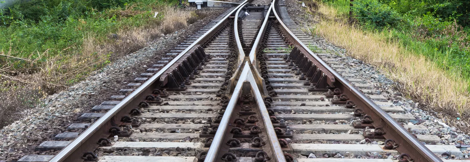 Eisenbahnweiche, bei der sich zwei Gleise trennen – symbolisiert eine strategische Richtungsentscheidung.