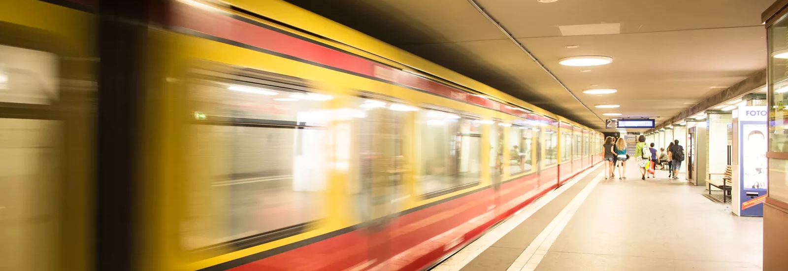 Foto einer Abfahrende S-Bahn im unterirdischen S-Bahnhof in Berlin