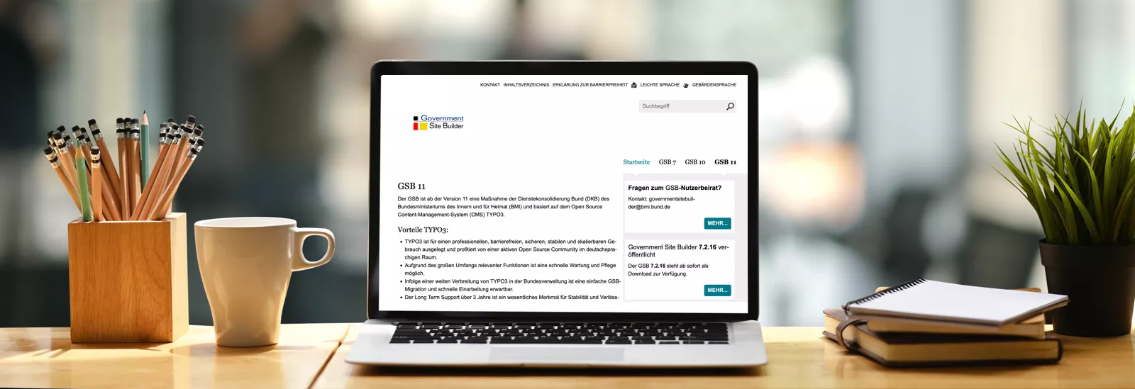 Stockfotografie Frontansicht Laptop mit GSB Logo auf dem Display auf Holztisch und unscharfem Interieur mit modernem Bürohintergrund.