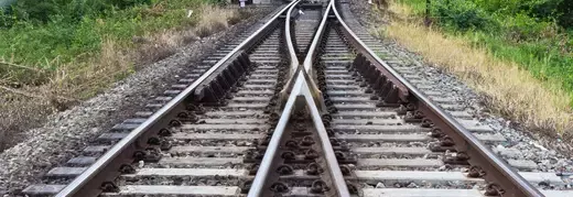 Eisenbahnweiche, bei der sich zwei Gleise trennen – symbolisiert eine strategische Richtungsentscheidung