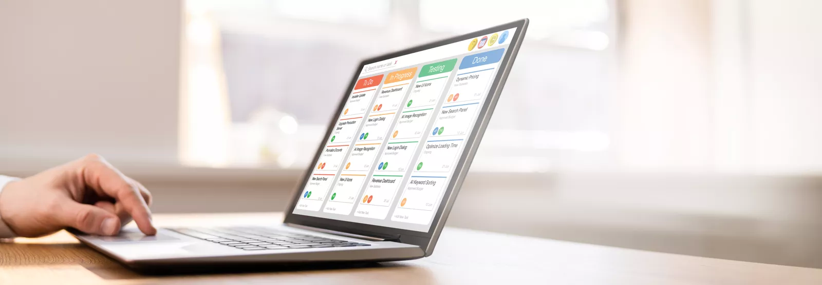 Notebook mit Kanban Board App auf dem Display