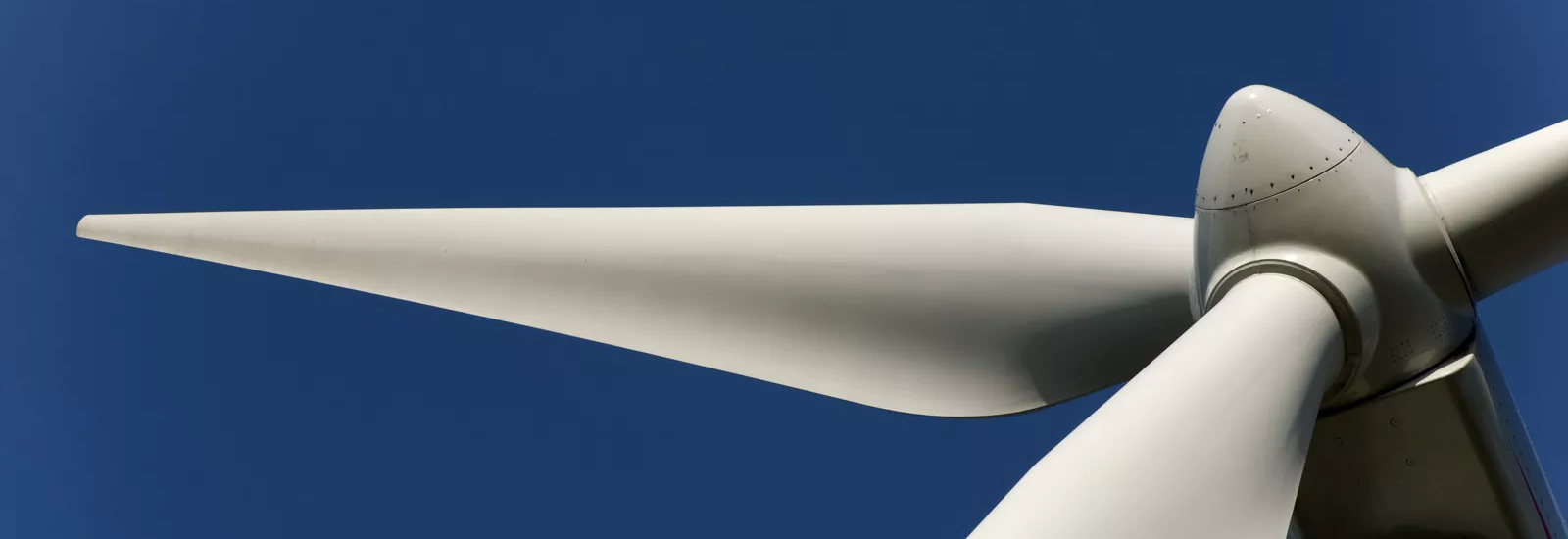 Foto von unten nach oben unter einer Windkraftanalge