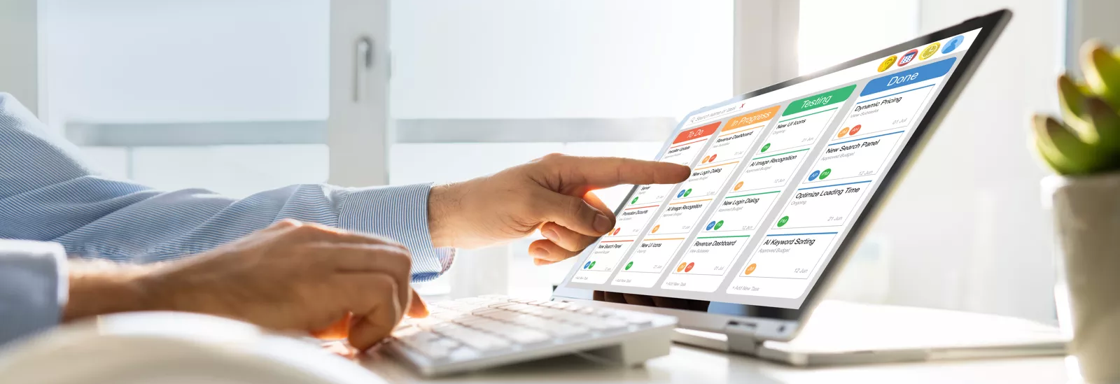 Stockfoto Scrum Agile Projekt auf Convertible Hybrid Laptop Display