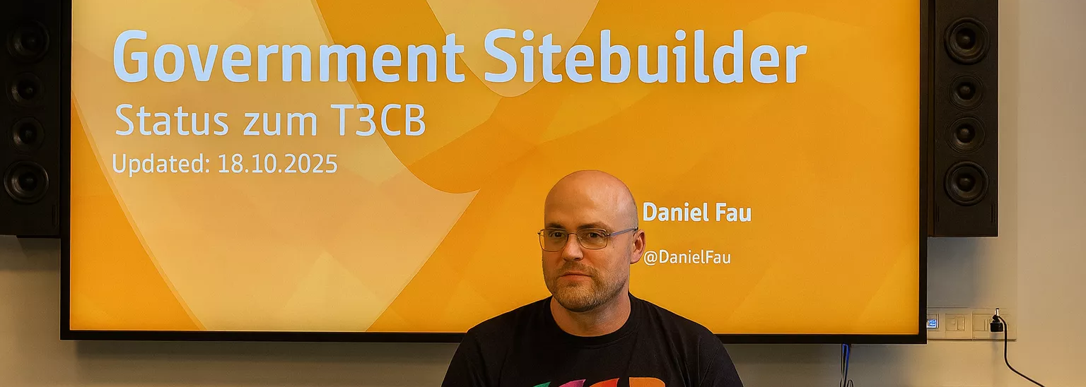Daniel Fau (CEO TYPO3 GmbH) hält auf dem TYPO3 Camp Berlin 2025 einen Vortrag. Im Hintergrund die Leinwand mit der Startfolie "Goverment Sitebuilder Status zu T3CB (Updated: 18.10.2025)