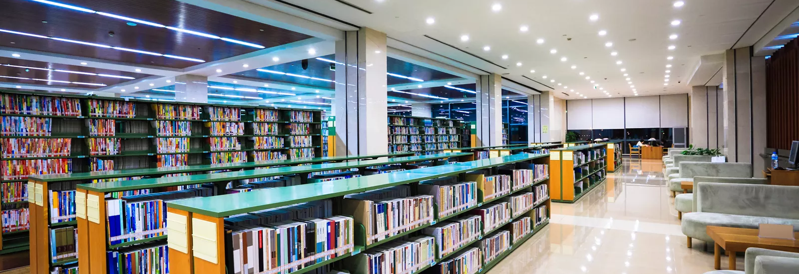 Foto eines Modernen Bibliotheksinnenraums einer Universität mit Bücherregalen