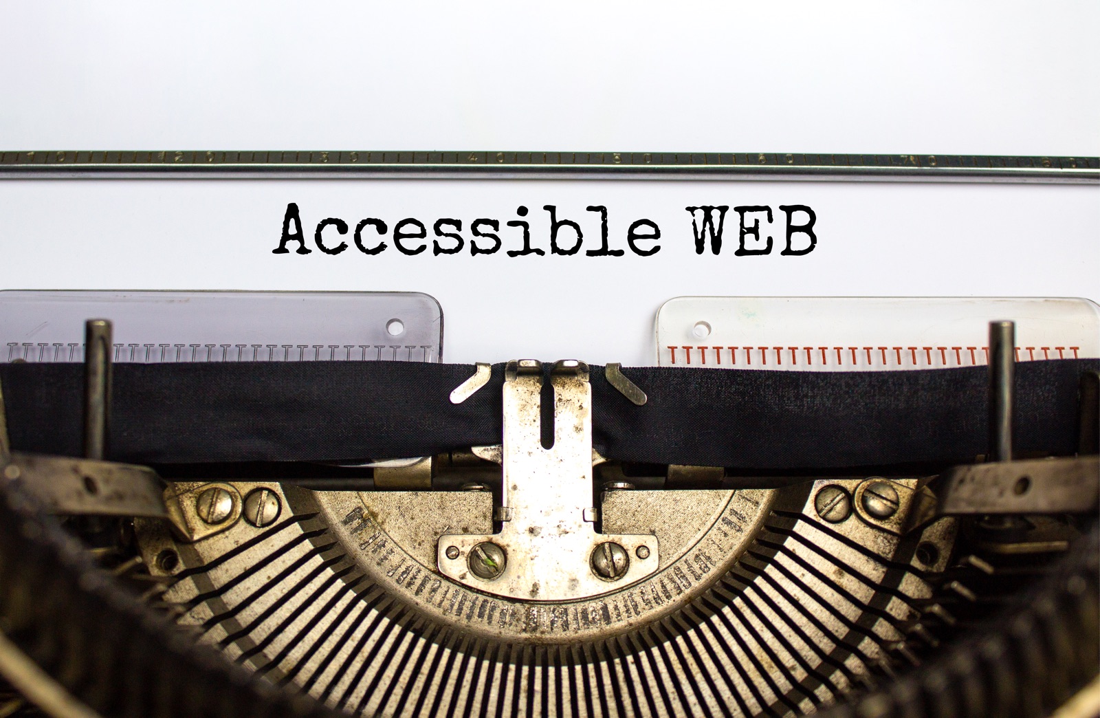 Alte mechanische Schreibmaschine. Auf dem eingespanntem Papier steht getippt "Accessible Web"